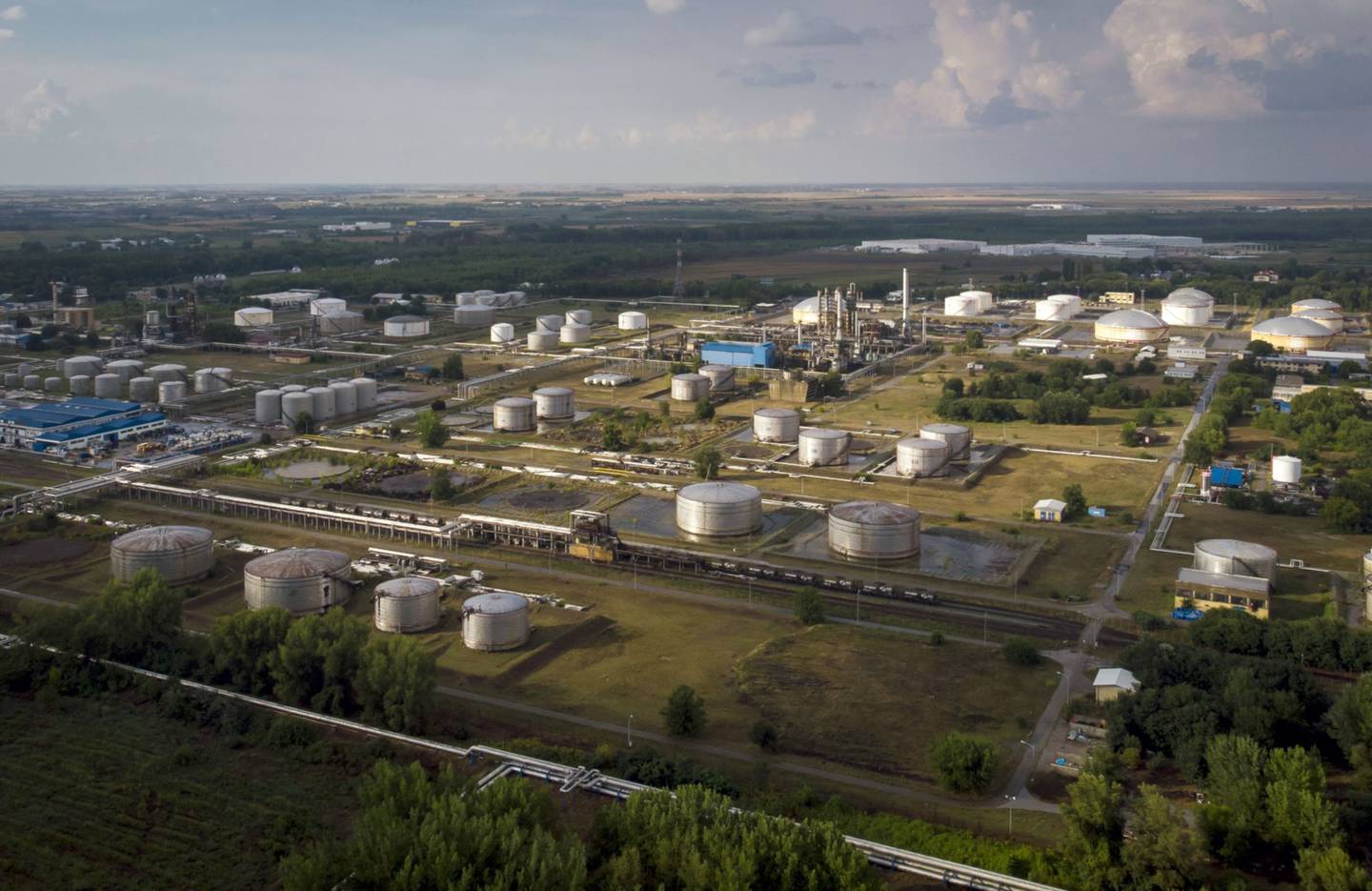 Silos de almacenamiento en la refinería de petróleo y gas operada por Naftna Industrija Srbije AD (NIS), una unidad de Gazprom Neft PJSC, en Novi Sad, Serbia.dfd