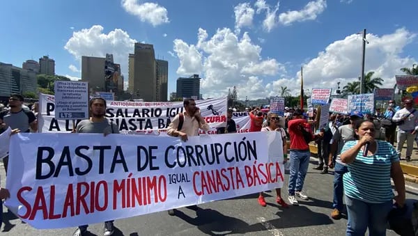 Trabajadores venezolanos protestaron por mejoras salariales el Día del Trabajador / Foto Raylí Luján