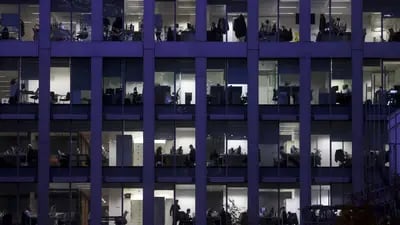 Los empleados trabajan en sus escritorios dentro de un edificio de oficinas en Londres, Reino Unido, el jueves 18 de noviembre de 2021.