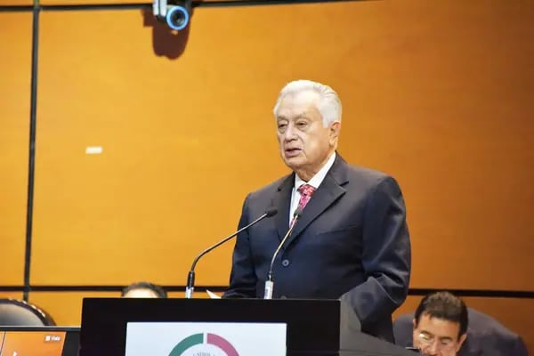 Manuel Bartlett Díaz, CEO de CFE durante una ponencia en el Congreso mexicano (Foto: Especial).