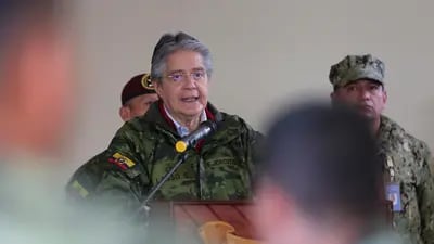 El presidente del Ecuador, Guillermo Lasso, se reunió con miembros del Ejército este domingo.