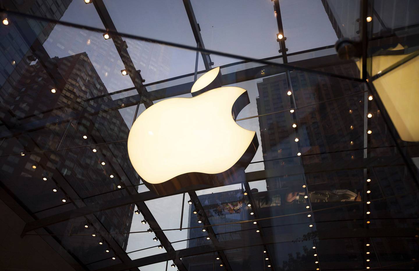 El logotipo de Apple Inc. se muestra en la tienda de Apple del Upper West Side en Nueva York, Estados Unidos, el domingo 20 de julio de 2014.  Fotógrafo: Michael Nagledfd