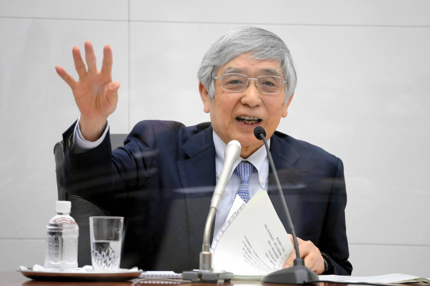 Ggovernador Haruhiko Kuroda e seu conselho reduziram a marcha dos cortes do auxílio