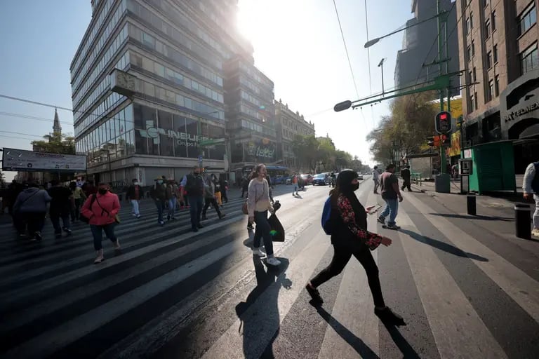 Mexicanos viajan diariamente al centro de la Ciudad a trabajar Foto: Hector Vivas/Getty Imagesdfd