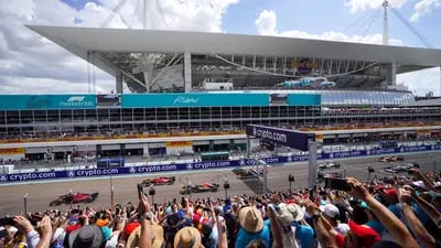 Los aficionados durante la salida de la carrera dominical en el Autódromo Internacional de Miami el 8 de mayo de 2022. 