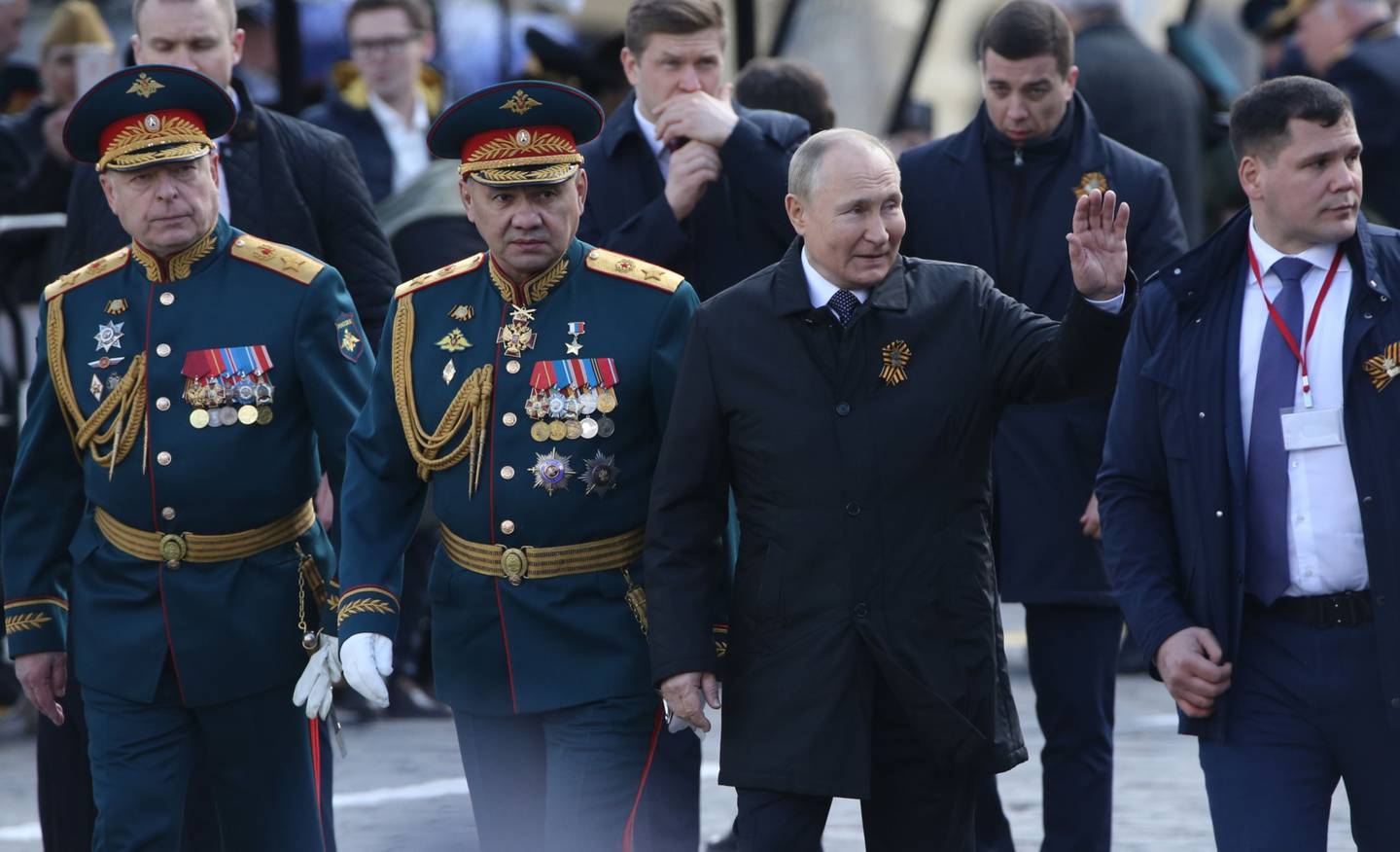 Putin con altos funcionarios durante un desfile militar