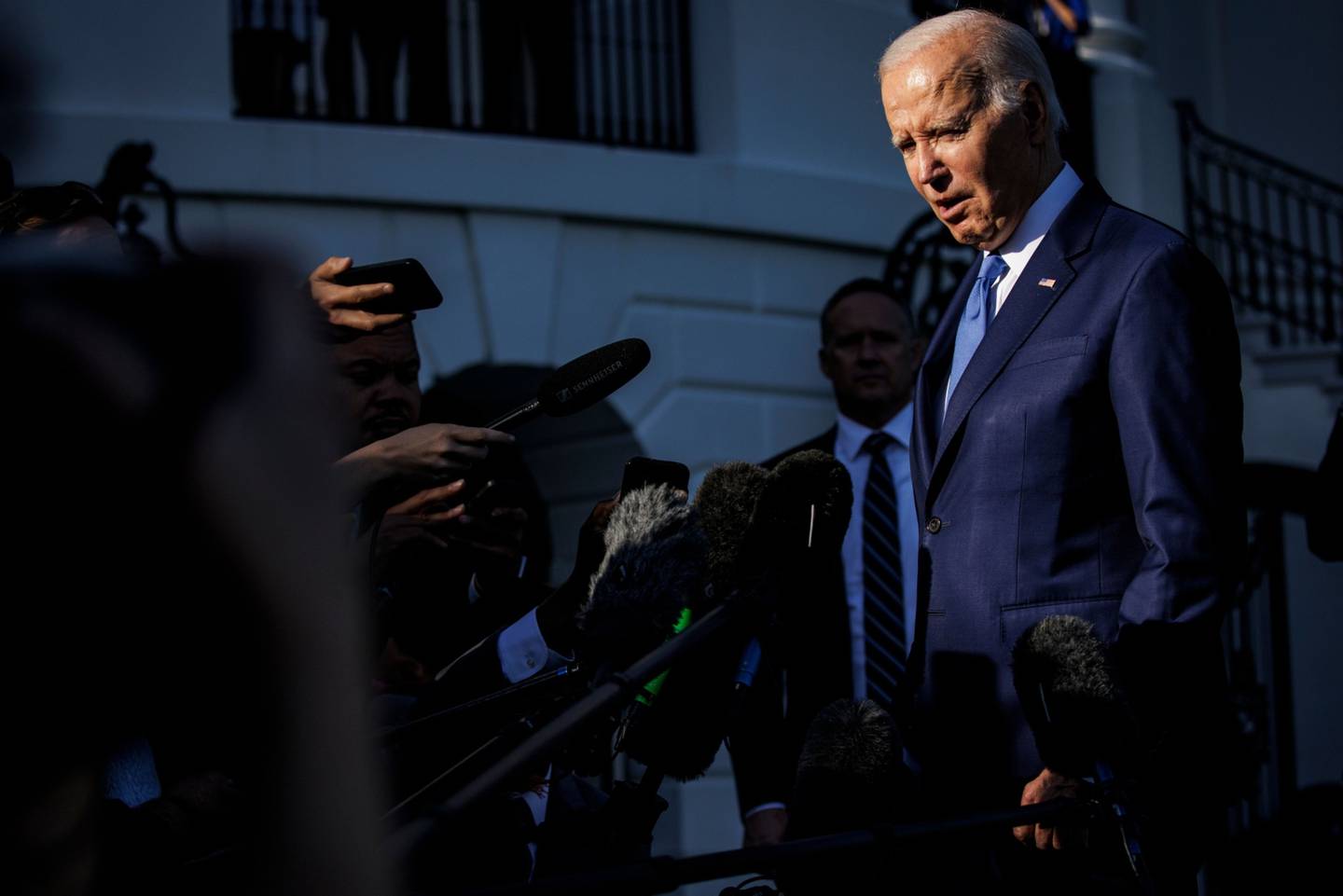 El presidente de EEUU, Joe Biden, habla con los medios de comunicación antes de subir al Marine One en el jardín sur de la Casa Blanca en Washington, DC, EEUU, el viernes 26 de mayo de 2023.