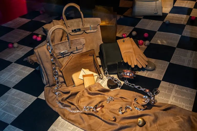 Bolsas Birkin em uma boutique de luxo da Hermès em Paris (Foto: Benjamin Girette/Bloomberg)dfd