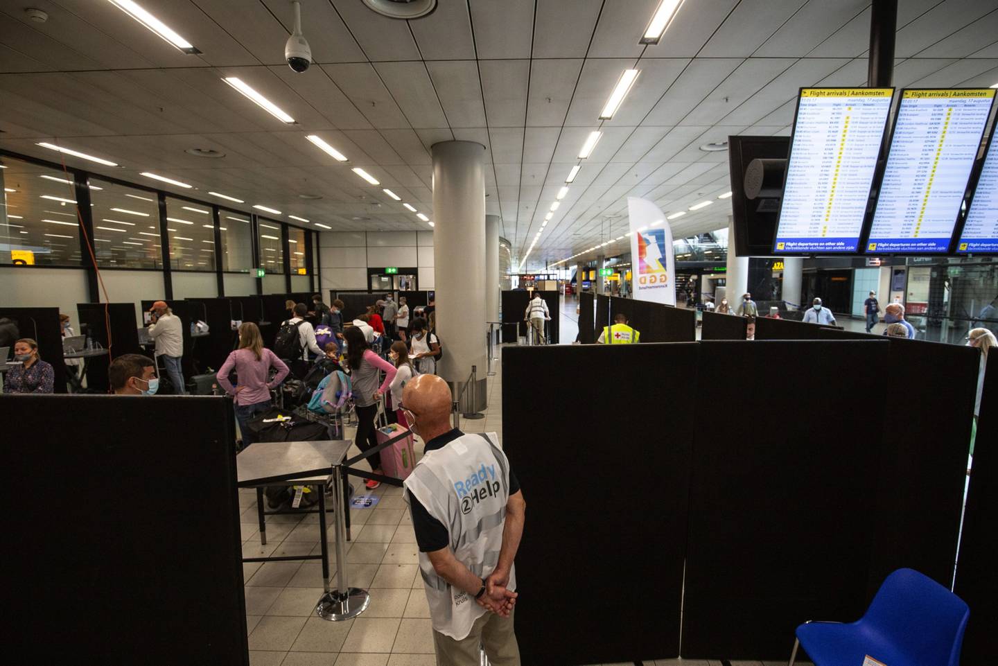 Viajeros esperan a ser admitidos en el centro de pruebas de Covid-19 del aeropuerto de Schiphol, en Ámsterdam.