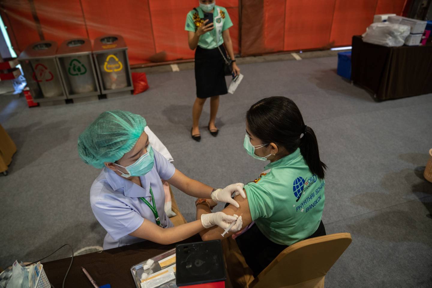 Una profesora recibe una dosis de la vacuna Sinovac en un centro comercial de Bangkok, en mayo de 2021.