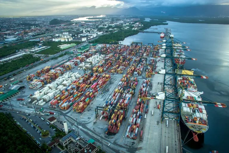 Navios e contêineres em terminal no Porto de Santos, o maior da América Latina (Foto: Jonne Roriz/Bloomberg)dfd