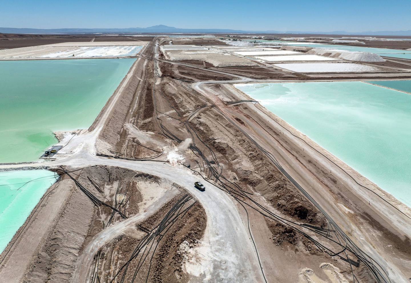 Charcos de salmuera que contienen carbonato de litio y montículos de biproducto salino se extienden por una mina de litio en el desierto de Atacama, el 24 de agosto de 2022, en Salar de Atacama, Chile.