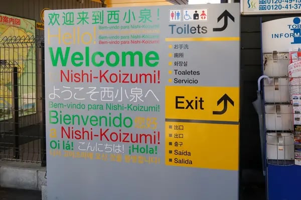 Painel com instruções em diferentes idiomas para trabalhadores em estação na cidade de Oizumi, de 42.000 habitantes, dos quais um quinto estrangeiros (Foto: Erica Yokoyama/Bloomberg)
