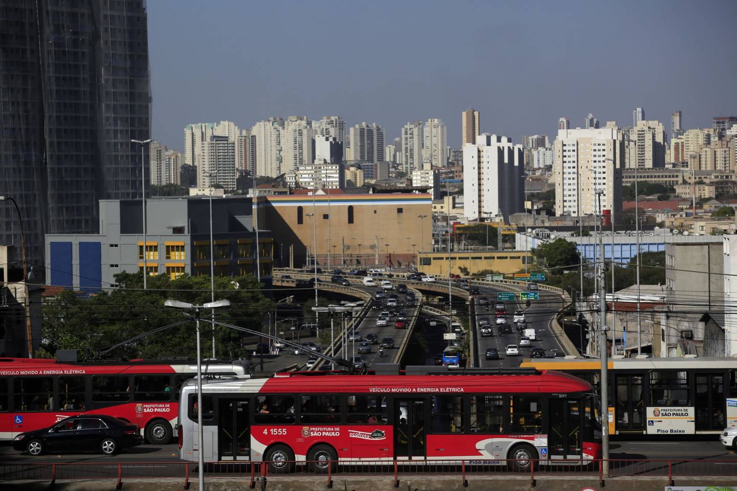 Los autobuses del metro viajan a lo largo de una calle en Sao, Paulo, Brasil, el miércoles 10 de septiembre de 2014.dfd
