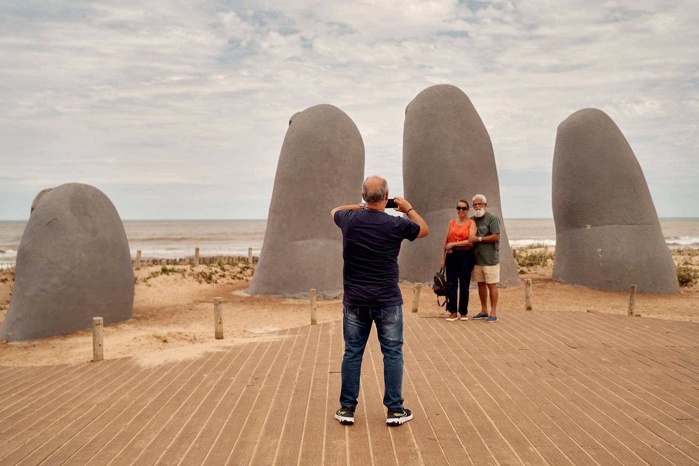 La icónica escultura de Los Dedos, en la península, al inicio de la Playa Brava. Fotografía: Ana Ferreira/Bloombergdfd