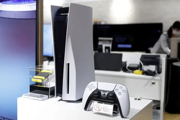 Un videojuego de Sony Group Corp. PlayStation 5 (PS5) y un mando expuestos en la sala de exposiciones de la compañía dentro del edificio Ginza Place en Tokio, Japón, el miércoles 27 de octubre de 2021. Está previsto que Sony publique sus cifras de resultados el 28 de octubre.