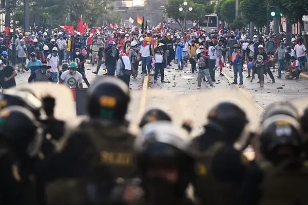 Manifestantes se enfrentan a la policía antidisturbios en Lima el 24 de enero.Fotógrafo: Ernesto Benavides/AFP/Getty Images