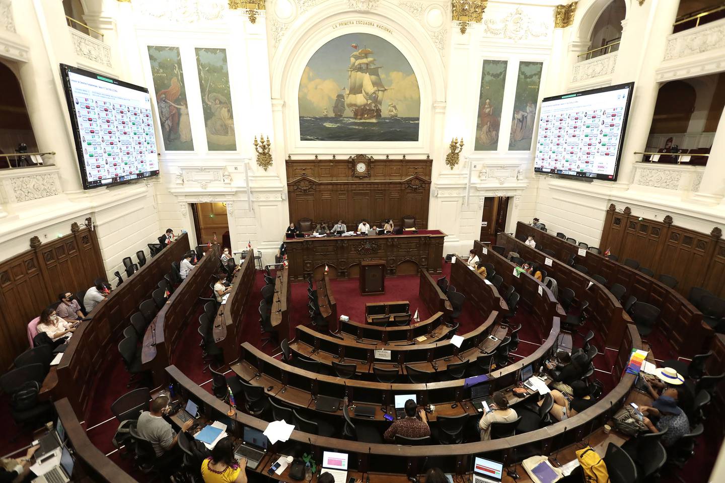 Un grupo de convencionales debaten propuestas de normas para la nueva Constitución de Chile.dfd