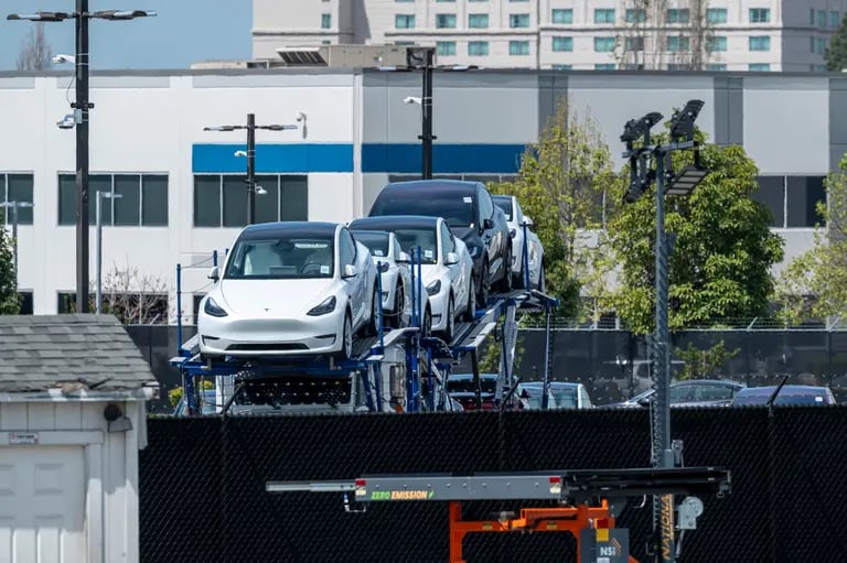 Vehículos Tesla en un transportador de vehículos en la planta de montaje de la empresa en Fremont, California.dfd