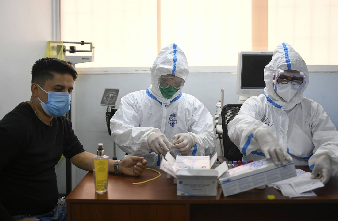 Health workers carry out a Covid test on a patient at a CDI diagnostics center in Caracas. (Archive photo).dfd