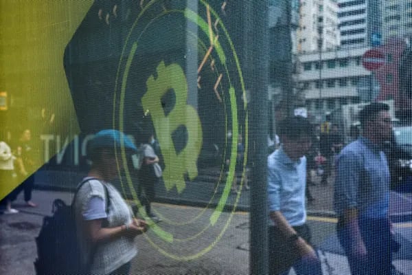El logo de Bitcoin en una pantalla en Hong Kong.