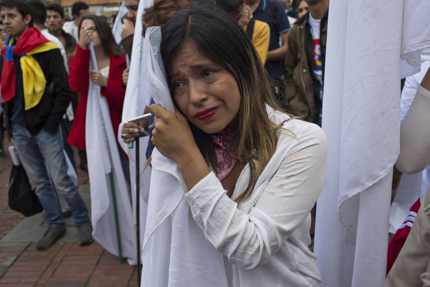 Una mujer reacciona luego de enterarse del rechazo a un acuerdo de paz con las Fuerzas Armadas Revolucionarias de Colombia (FARC) luego de un plebiscito en Bogotá, Colombia, el domingo 2 de octubre de 2016.dfd