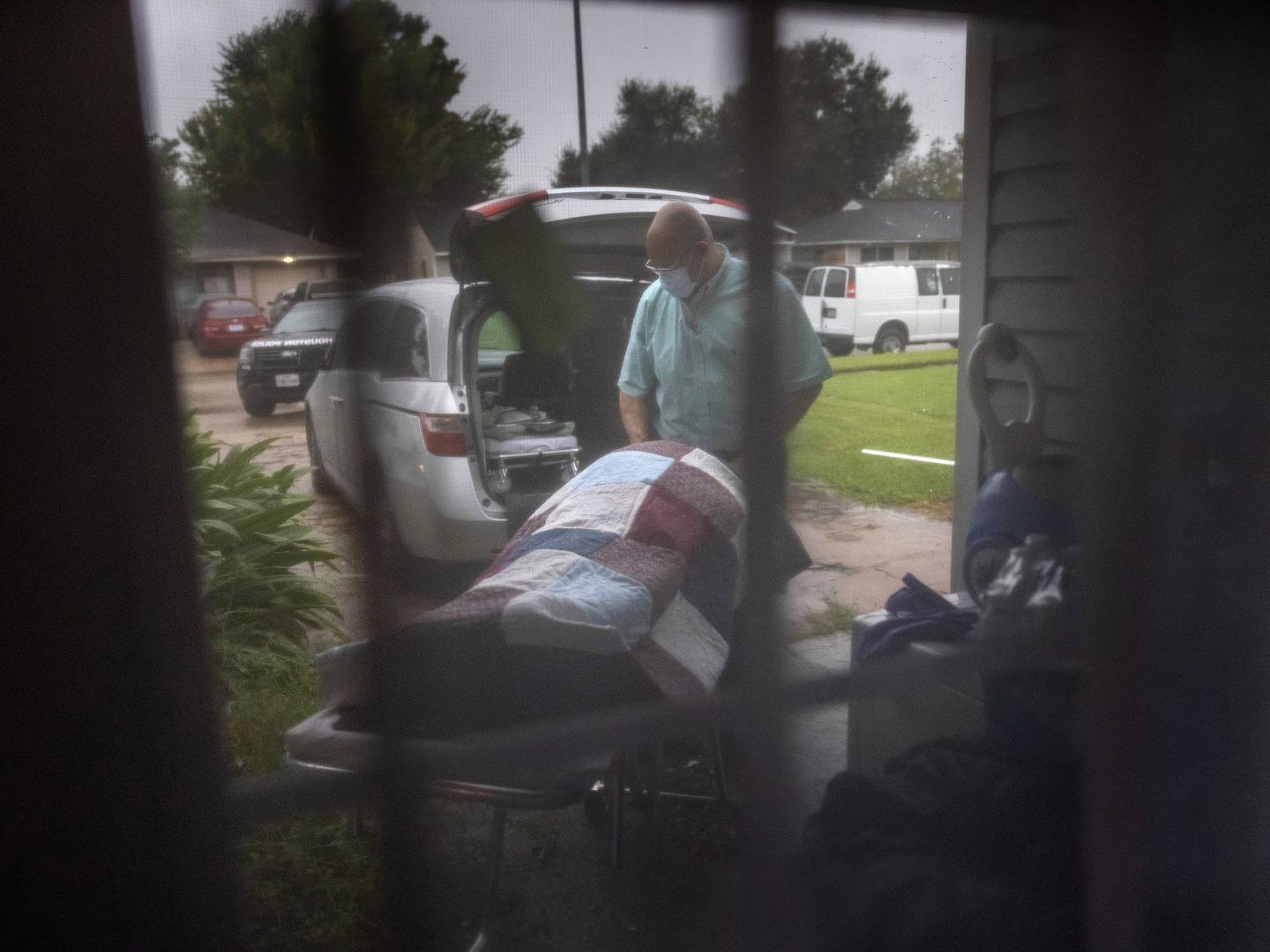 Un trabajador de una funeraria transporta el cuerpo de una mujer, de 54 años, que murió de Covid-19 en la cama de su casa, el 13 de septiembre de 2021 en Houston.