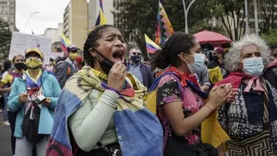 Los manifestantes gritan consignas durante una protesta antigubernamental en Bogotá, Colombia, el martes 20 de julio de 2021.