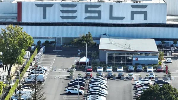 Tesla, GM y Ford reconsideran inversiones por enfriamiento en ventas de autos eléctricosdfd