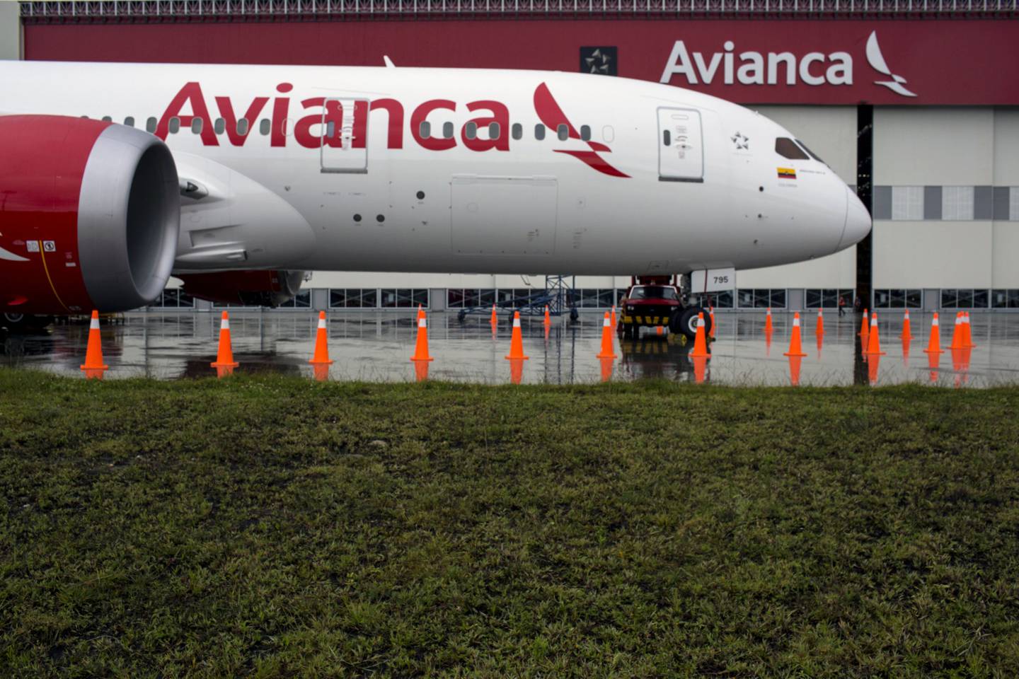 Un avión se encuentra en la pista fuera del Centro Aeronáutico de Mantenimiento, Reparación y Revisión (MRO) de Avianca Holdings SA en Rionegro, Colombia.
