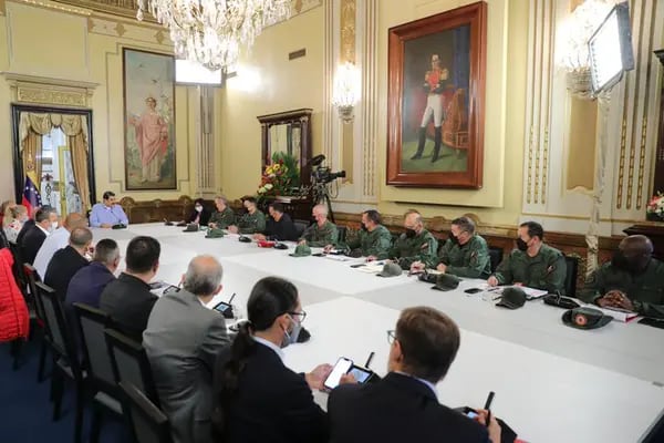 Rodeado de altos representantes civiles y militares, Nicolás Maduro anunció la reactivación del proceso de negociación
