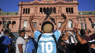 Subastan camiseta argentina firmada por Diego Maradona: cuánto piden y cómo participardfd