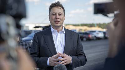 Elon Musk é processado por atraso na divulgação de participação no Twitterdfd