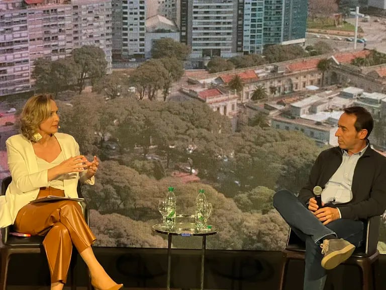 La economista Laura Raffo y el CEO de MercadoLibre Marcos Galperin durante un evento en Montevideo. Fotografía: Twitter.com/Lauraraffodfd