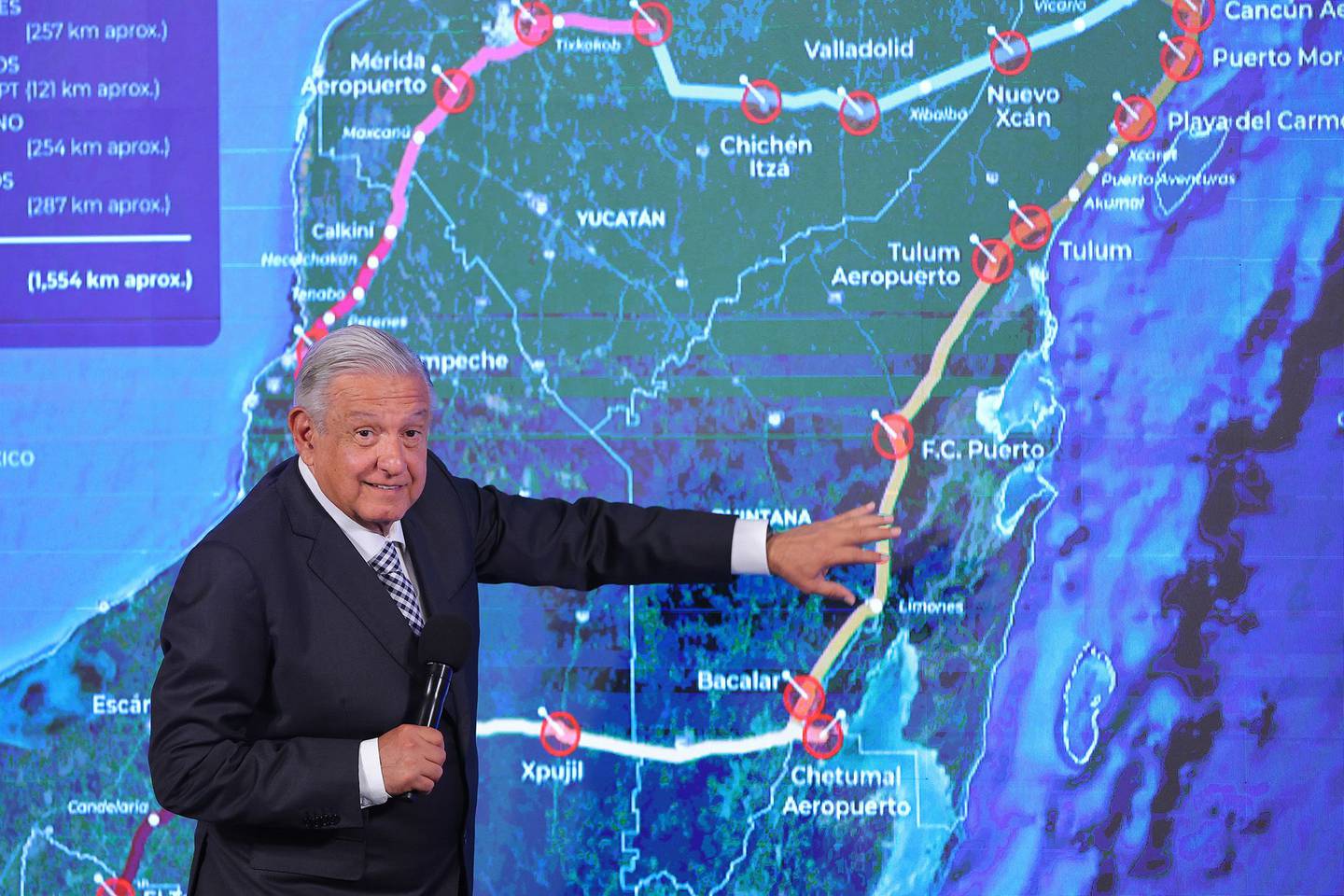 El presidente de México, Andrés Manuel López Obrador, señala  un tramo del Tren Maya durante una conferencia de prensa matutina.