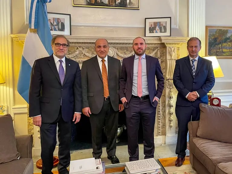 El jefe de Gabinete en Nueva York, junto al ministro de Economía y el embajador argentino en Estados Unidosdfd