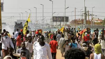 La gente marcha en una manifestación exigiendo el regreso del gobierno civil, cerca del aeropuerto en el sur de la capital de Sudán, Jartum, el 18 de agosto. Source: AFP/Getty Images