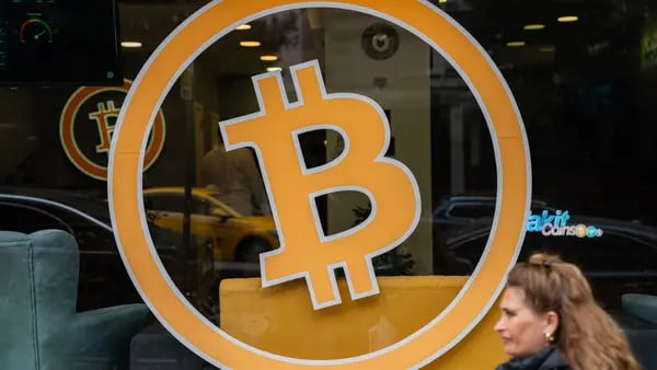 Bitcoin supera US$ 69.000 e atinge recorde histórico depois de 2 anos e meiodfd