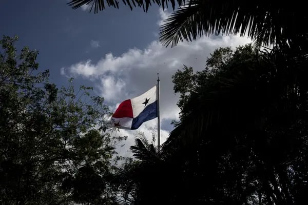 La bandera panameña ondea en una calle en ciudad de Panamá.