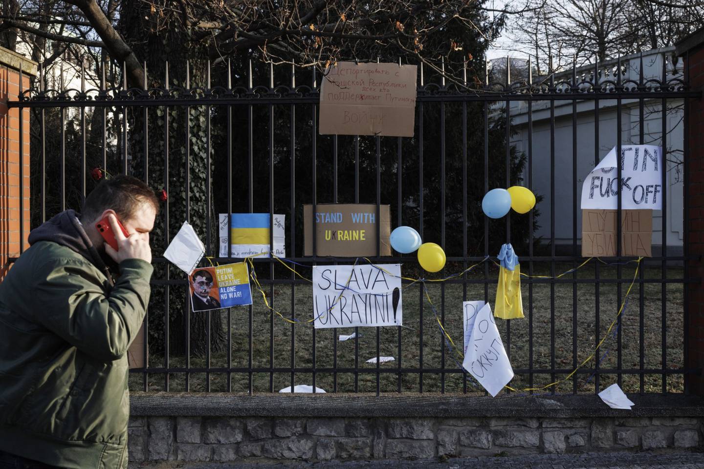 Mensajes de apoyo y banderas de Ucrania frente a la Embajada de Rusia en Praga, República Checa, el lunes 28 de febrero de 2022