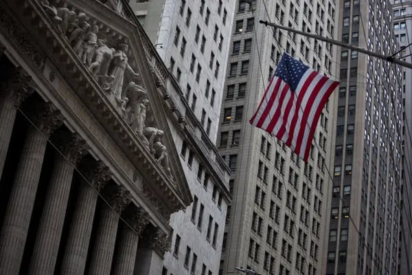 Una bandera estadounidense ondea frente a la Bolsa de Nueva York (NYSE) en Nueva York, Estados Unidos.