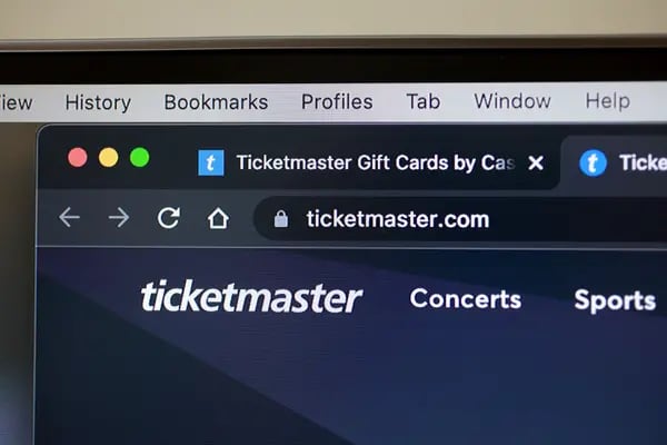 Fotografía a una pantalla de computadora con el sitio web de la empresa vendedora de boletos, Ticketmaster. (Foto: Joe Raedle/Getty Images)