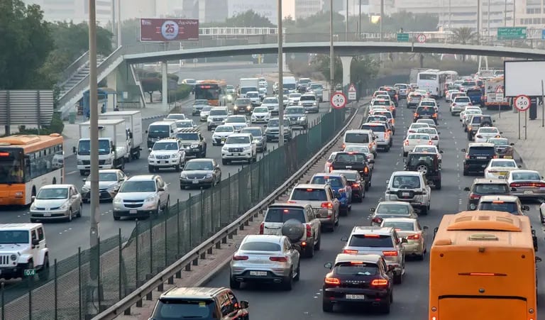 Fuerte congestión de tráfico en la carretera Abdul Aziz bin Abdul Rahman Al Saud en la ciudad de Kuwait el 8 de enero. Fotógrafo: Bassam Zidan Ahlawy/Bloombergdfd