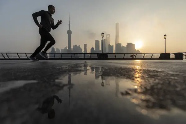Una persona hace ejercicio en Shangái.