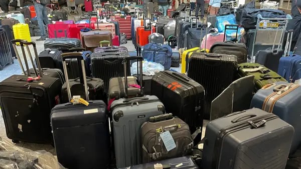 Viajeros recurren a dispositivos de localización para equipaje con caos aéreodfd