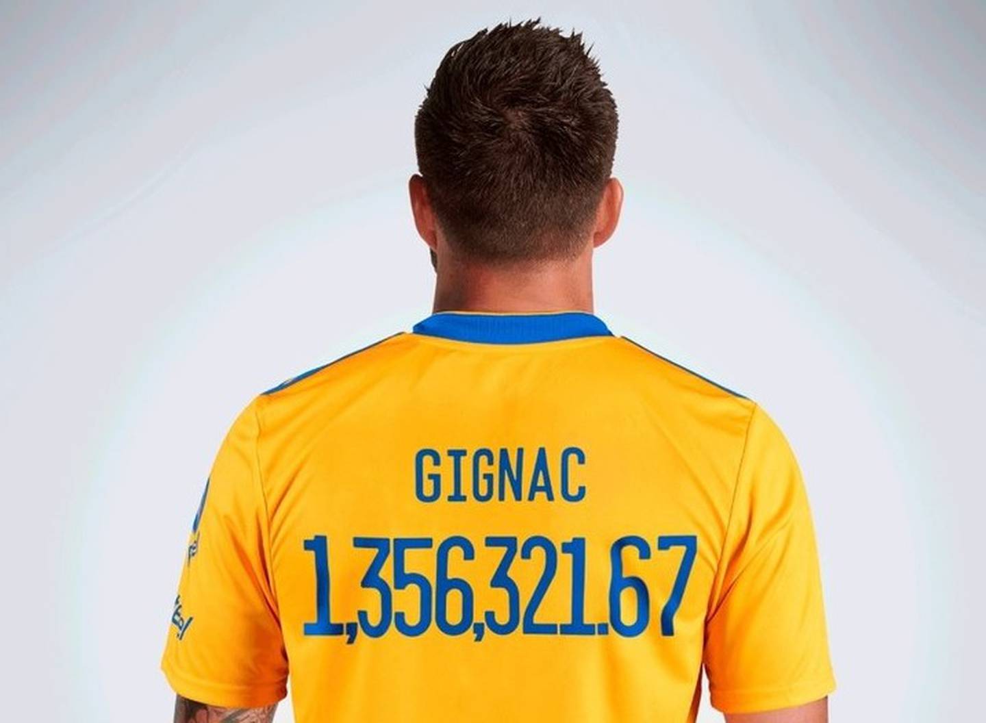 André-Pierre Gignac, una de las estrellas de Tigres, porta una camiseta con el valor máximo que tuvo bitcoin hace unos días. (Cortesía: Tigres)