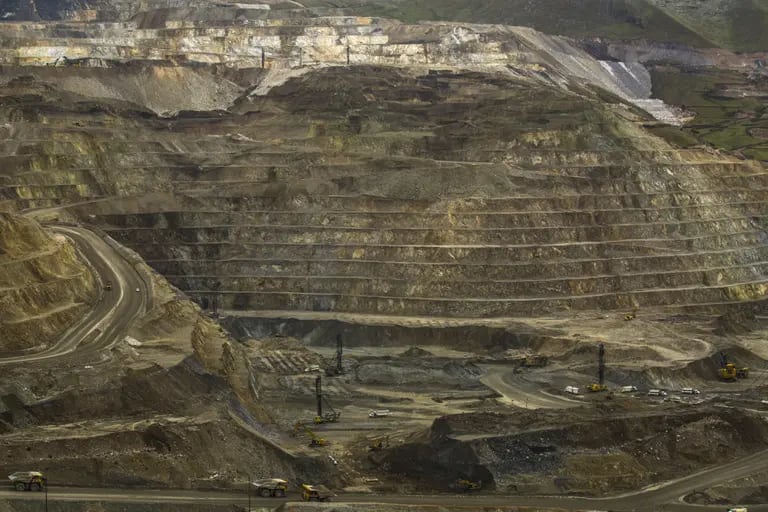 Machines dig and install explosives for mining operations at the Ferrobamba pit, one of the three pits that will be mined by MMG Ltd.'s Las Bambas, in the Challhuahuacho district of Peru, on Monday, Jan. 23, 2017. Peru posted its biggest trade surplus in five years in December, as rising copper output and higher prices boosted exports. The South American country last year overtook China to became the world's biggest copper producer after Chile, allowing it to record its first annual trade surplus in three years. Photographer: Dado Galdieri/Bloombergdfd