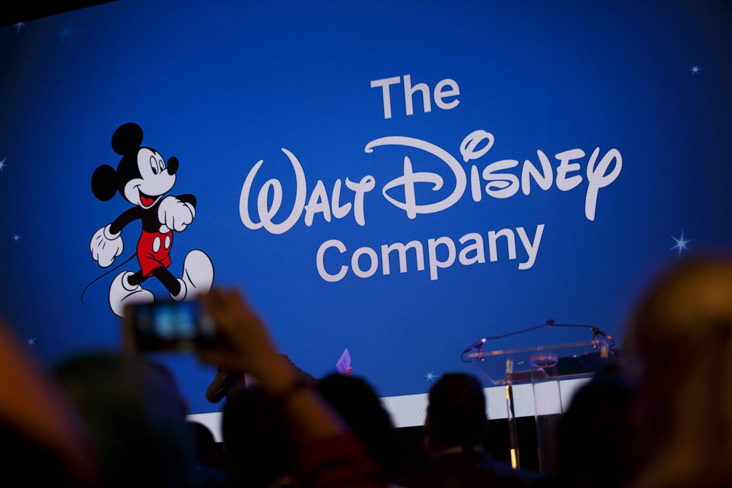 Señalización de Walt Disney Co. se proyecta durante la D23 Expo 2017 en Anaheim, California, EE.UU., el sábado 15 de julio de 2017. Fotógrafo: Patrick T. Fallon/Bloomberg