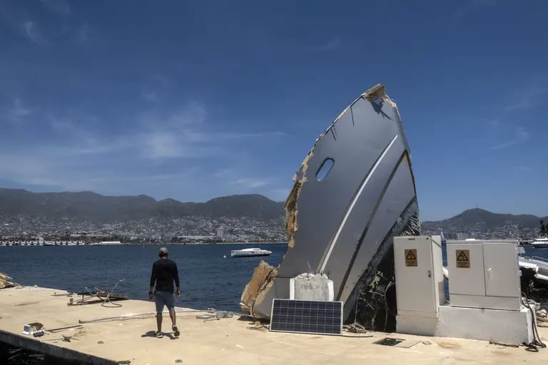 A damaged boat at the Acapulco Yacht Club. Photographer: Cesar Rodriguez/Bloombergdfd