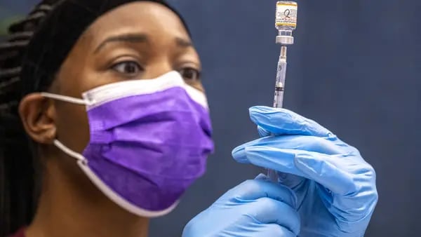 BioNTech espera saber como su vacuna interactúa con nueva variante en dos semanasdfd